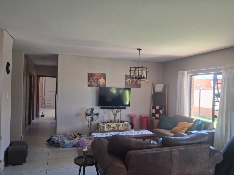 To Let 3 Bedroom Property for Rent in Hillside Free State